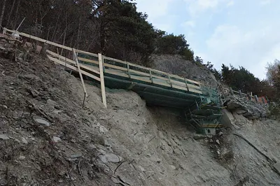 Pont accroché à une falaise