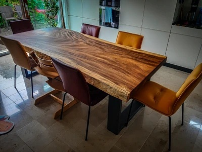 Ein Tisch unserer Plata Serie. Aus einem Baumstamm geschnitten. Parota Holz. Komplett nach Mass für unsere Kunden angefertigt.