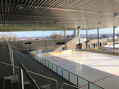 Hockeyfeld mit Tribüne und Dach