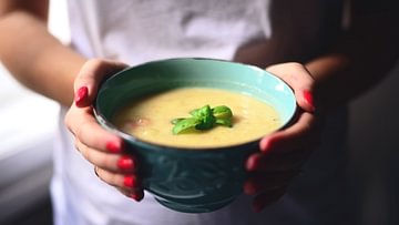 Suppen aus Gemüse sind gesund und kalorienarm, aber dennoch langanhaltend sättigend. Im Winter können sie aufwärmen, im Sommer als Kaltschale oder Gazpacho genossen werden.
