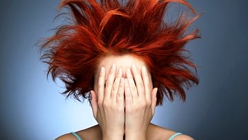 Haarausfall kann auch Frauen treffen. 5 Ursachen und was man tun kann, um den Haarausfall zu stoppen