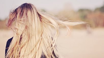 Hellere oder blondierte Haare sind ein Traum für viele Menschen. Im Sommer helfen da auch Sonne und Strand etwas nach.