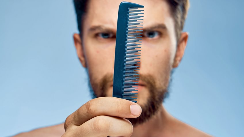 Meist ist der Haarausfall bei Männern erblich bedingt. Doch es gibt auch andere Ursachen. Wir zeigen, welche Mittel helfen.