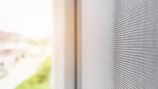 Offenes Fenster trotz Pollenallergie dank Pollenschutzgitter