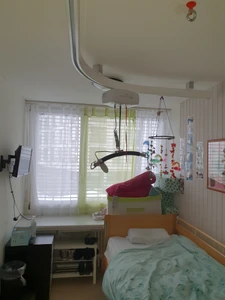 Deckenlift mit Traggurt im Schlafzimmer