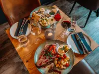 Cue Café Restaurant & Lounge Bar