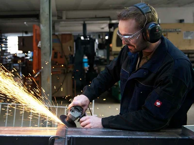 Wir bringen Metall für Sie in Form.