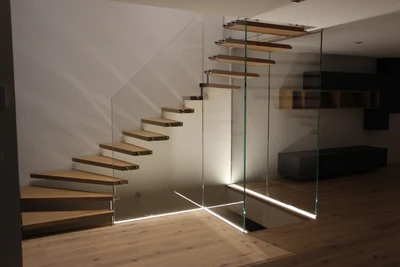 Escalier demi tournant, marches fixées au mur et sur le verre