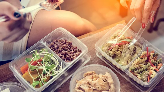 Mittagessen zum Mitnehmen - aus Box und Tupperware