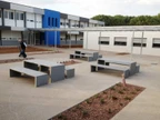 Parkmobiliar-Linie mit Hockern, Tisch und Hockerbänken: Escofet Prima : ligne de mobilier urbain avec banquettes et table...