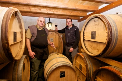 René et Marc Güntert dans le chai à barriques